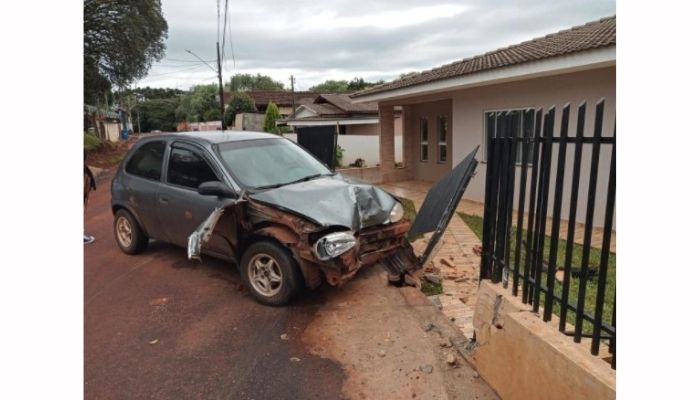 Laranjeiras – Jovem de 15 anos bate perde o controle e bate carro em muro 